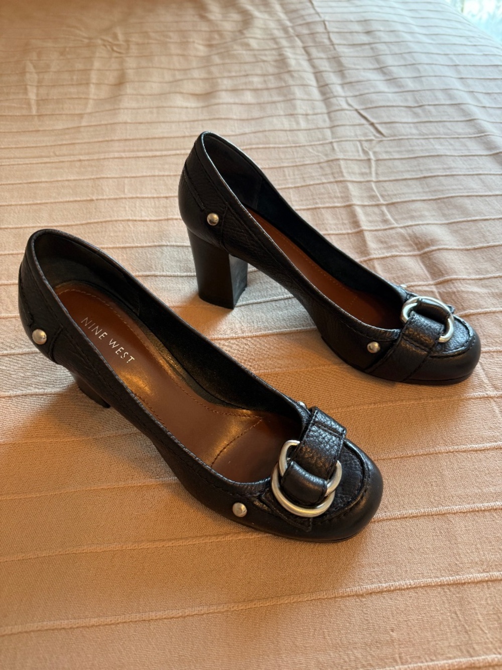 NINE WEST LEATHER BLACK PUMPS W METAL DETAILS, 8.5